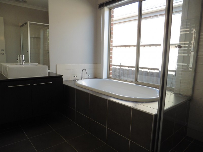 69 Melington Drive, Lyndhurst VIC 3975