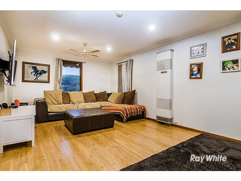 26 Gipps Crescent, Cranbourne North VIC 3977