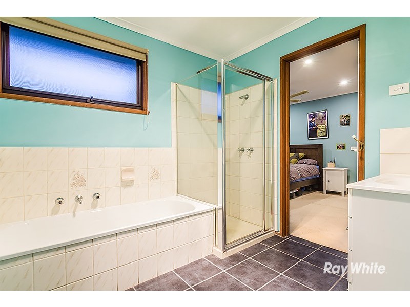 26 Gipps Crescent, Cranbourne North VIC 3977