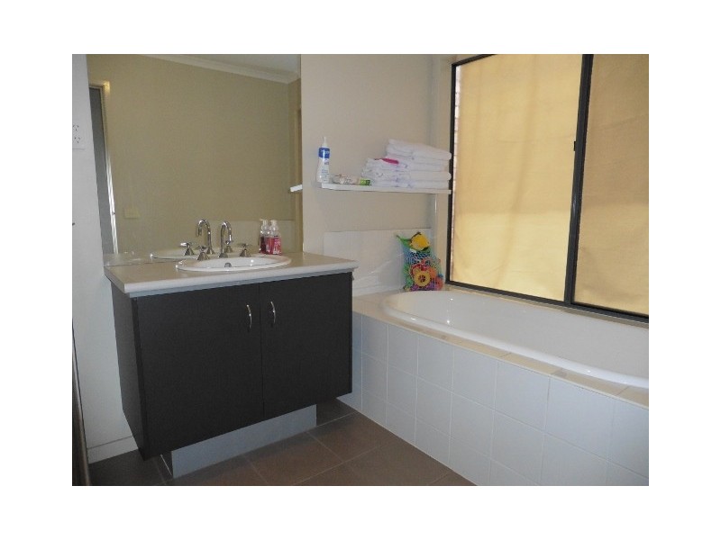 32 Flametree Circuit, Cranbourne VIC 3977