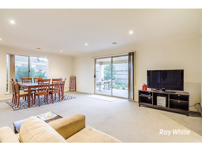 18 Westmoreland Avenue, Cranbourne North VIC 3977