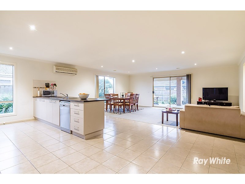 18 Westmoreland Avenue, Cranbourne North VIC 3977