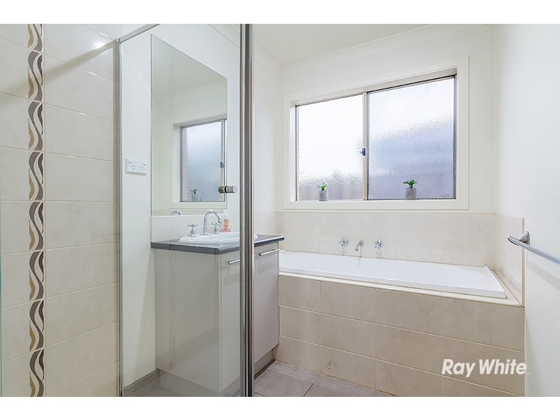 18 Westmoreland Avenue, Cranbourne North VIC 3977