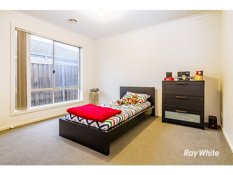 18 Westmoreland Avenue, Cranbourne North VIC 3977