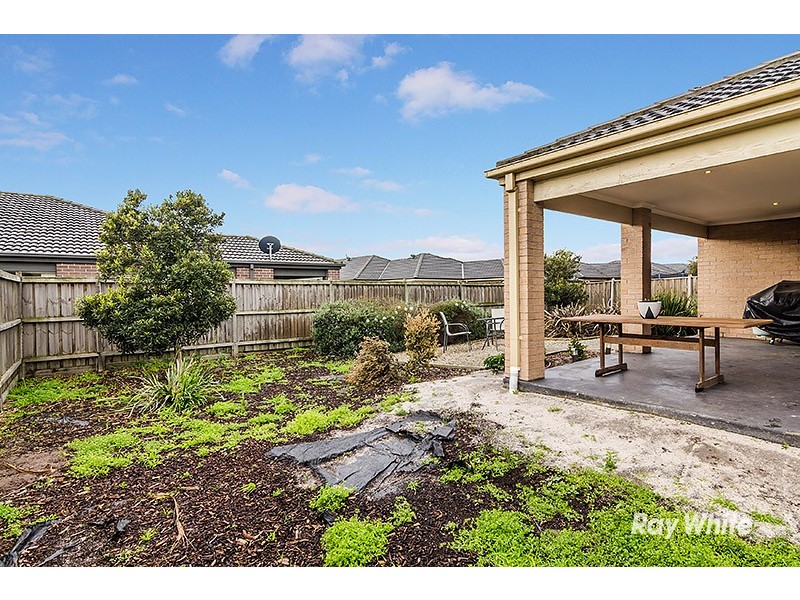 18 Westmoreland Avenue, Cranbourne North VIC 3977