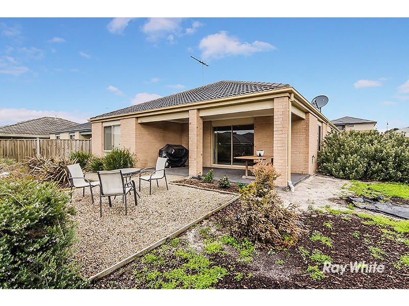 18 Westmoreland Avenue, Cranbourne North VIC 3977