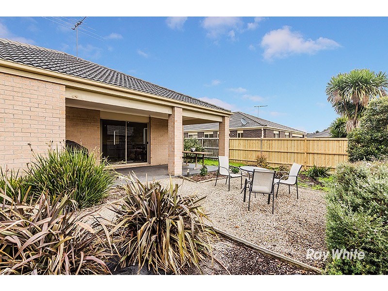 18 Westmoreland Avenue, Cranbourne North VIC 3977