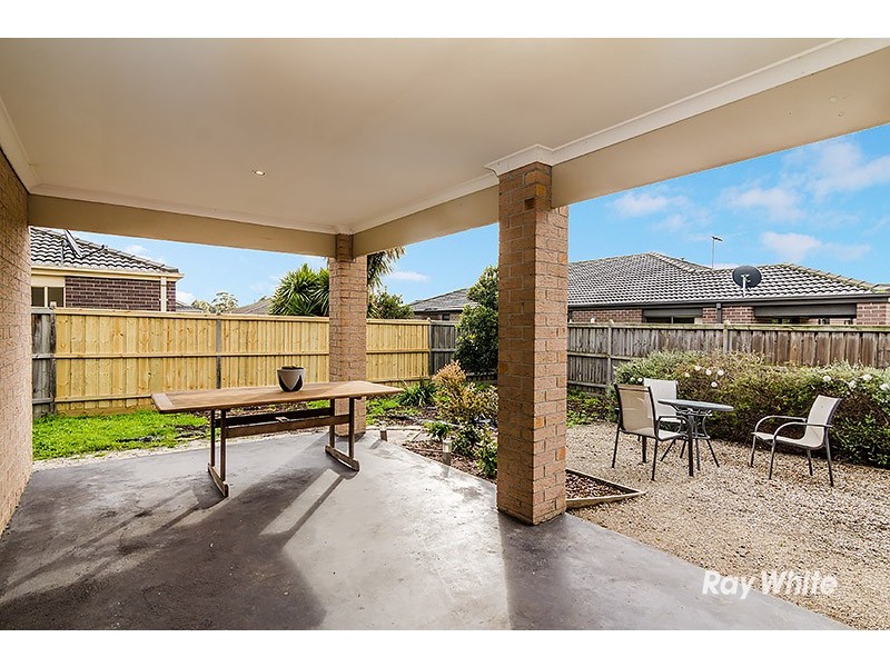 18 Westmoreland Avenue, Cranbourne North VIC 3977