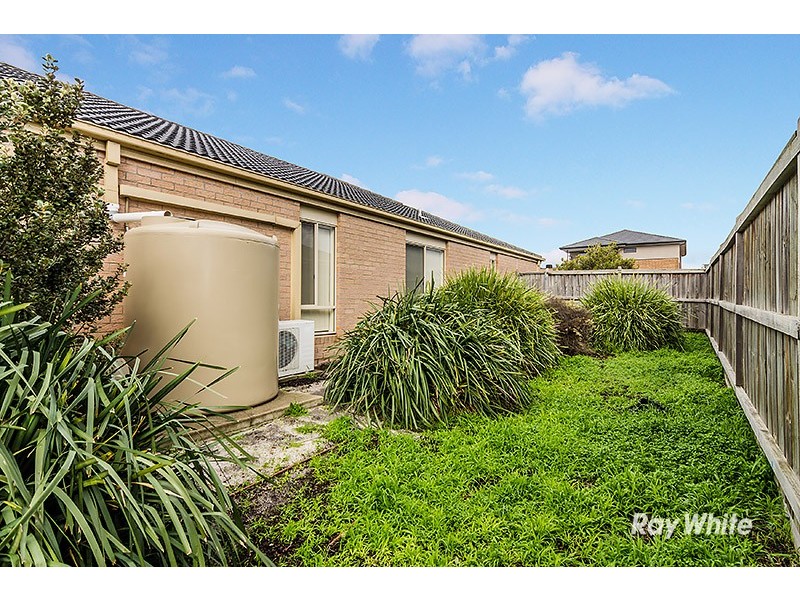 18 Westmoreland Avenue, Cranbourne North VIC 3977