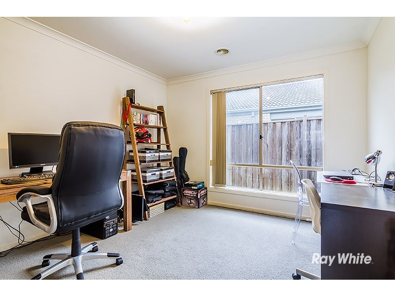 18 Westmoreland Avenue, Cranbourne North VIC 3977
