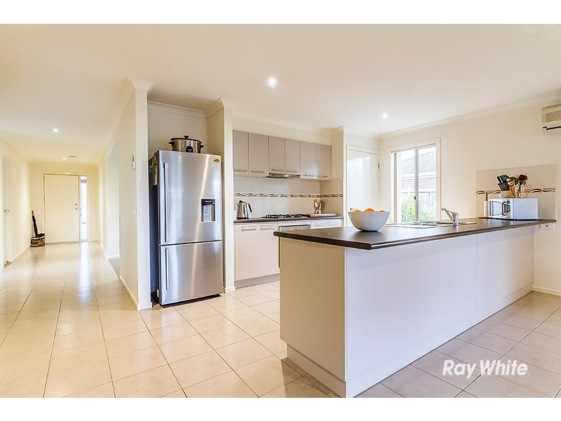 18 Westmoreland Avenue, Cranbourne North VIC 3977