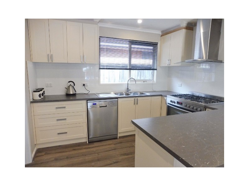 13 Annand Close, Cranbourne West VIC 3977