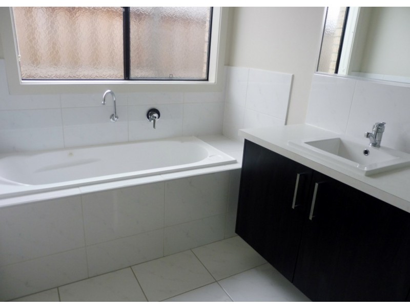 5 Alice Mary Road, Cranbourne West VIC 3977