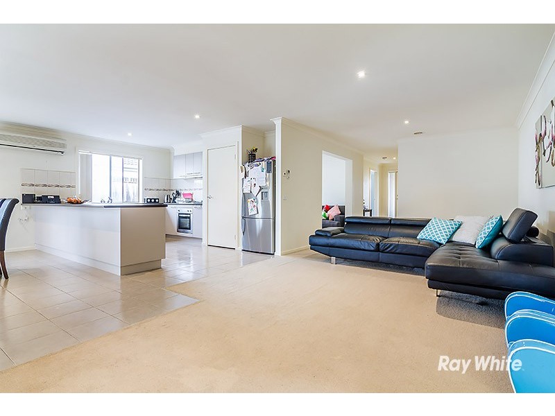 4 Westmoreland Avenue, Cranbourne North VIC 3977