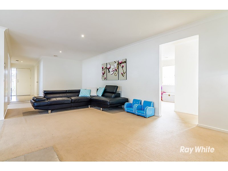 4 Westmoreland Avenue, Cranbourne North VIC 3977