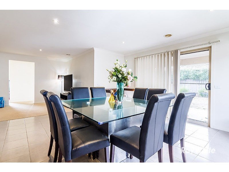 4 Westmoreland Avenue, Cranbourne North VIC 3977