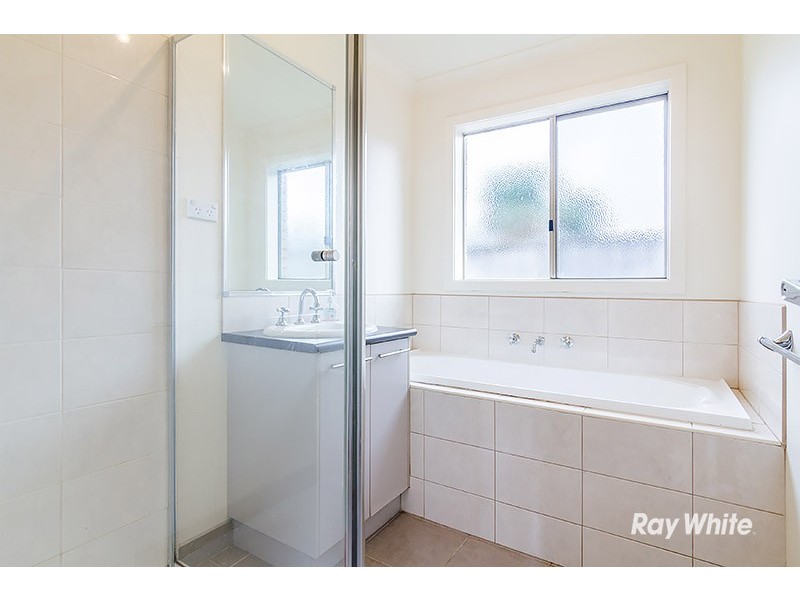 4 Westmoreland Avenue, Cranbourne North VIC 3977