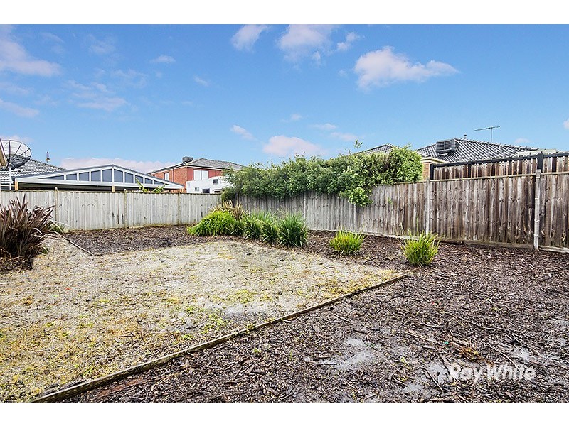 4 Westmoreland Avenue, Cranbourne North VIC 3977