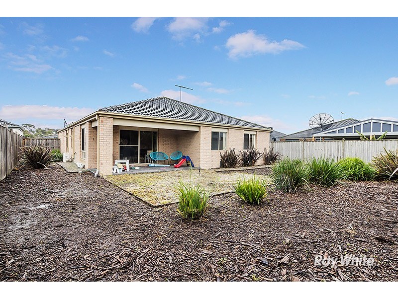 4 Westmoreland Avenue, Cranbourne North VIC 3977