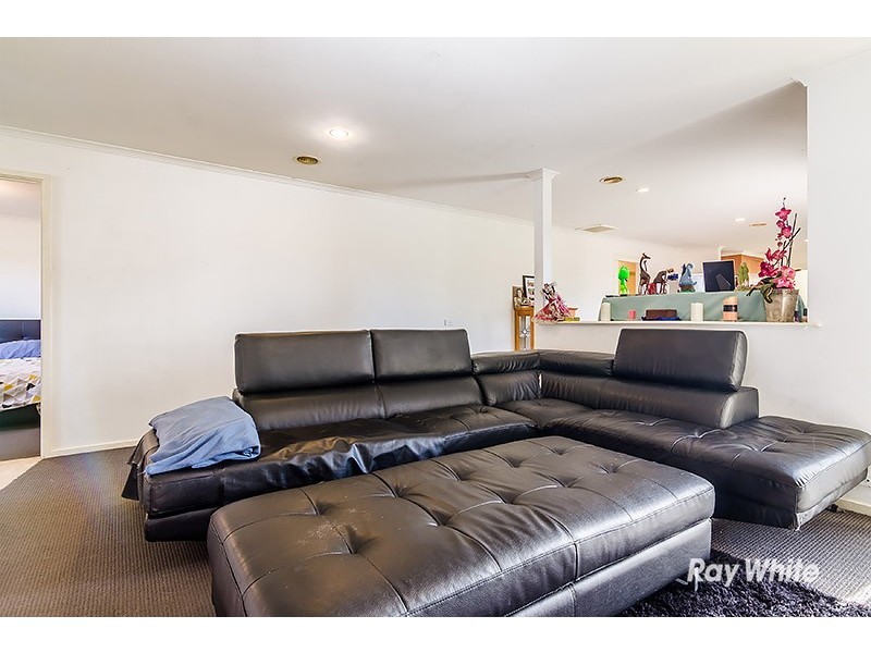 8 Nyarrin Place, Cranbourne West VIC 3977