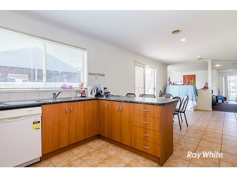 8 Nyarrin Place, Cranbourne West VIC 3977