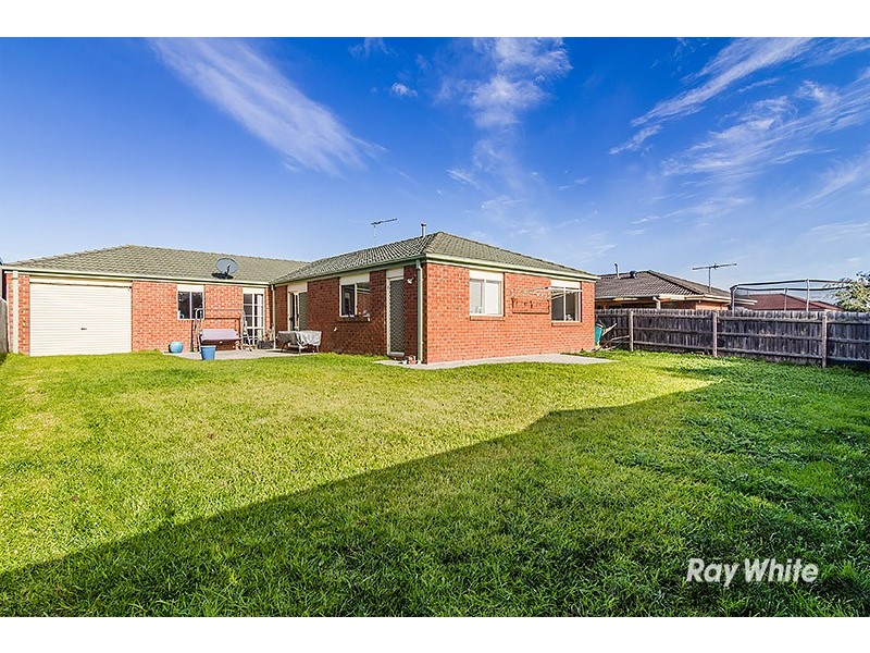 8 Nyarrin Place, Cranbourne West VIC 3977