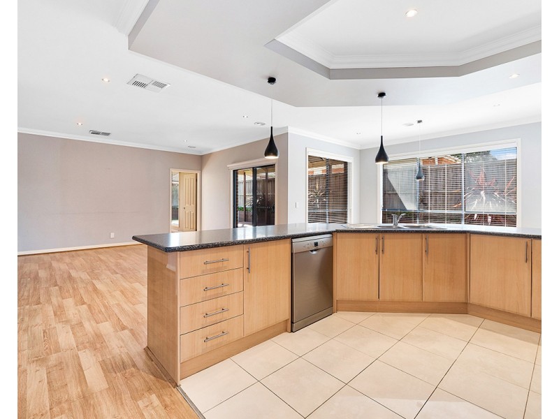 18 Lockwood Rise, Lynbrook VIC 3975