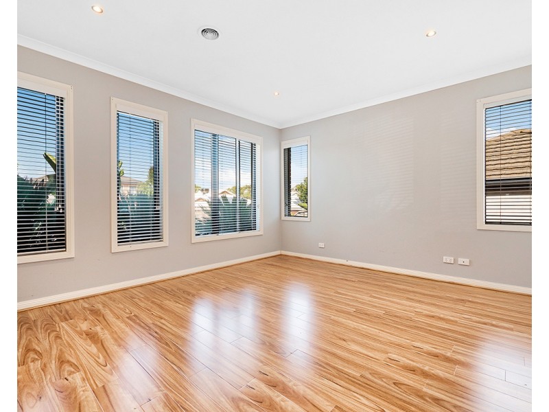 18 Lockwood Rise, Lynbrook VIC 3975