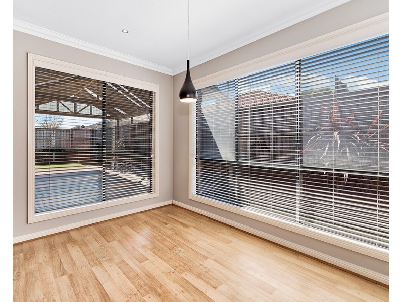 18 Lockwood Rise, Lynbrook VIC 3975