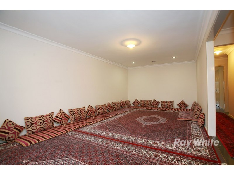 28 Dan Morgan Drive, Cranbourne East VIC 3977