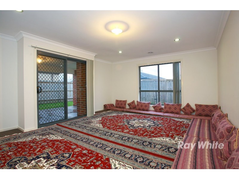 28 Dan Morgan Drive, Cranbourne East VIC 3977