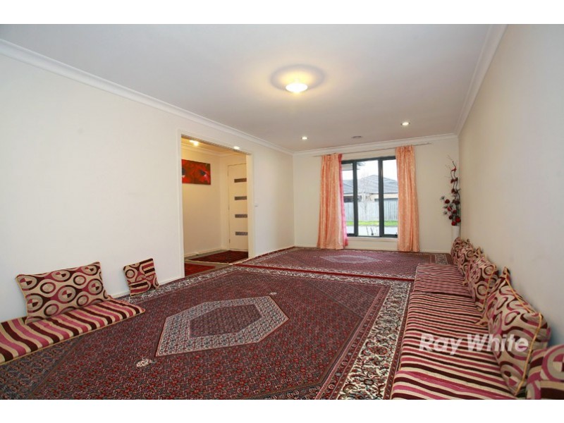 28 Dan Morgan Drive, Cranbourne East VIC 3977