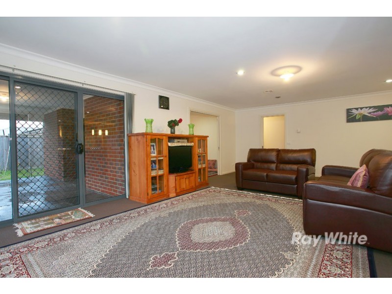 28 Dan Morgan Drive, Cranbourne East VIC 3977