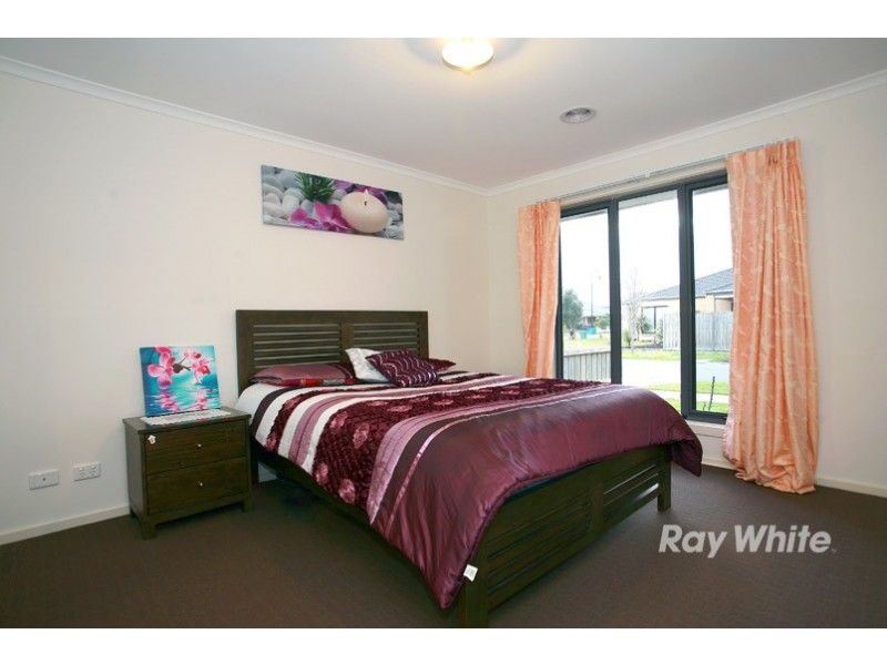 28 Dan Morgan Drive, Cranbourne East VIC 3977