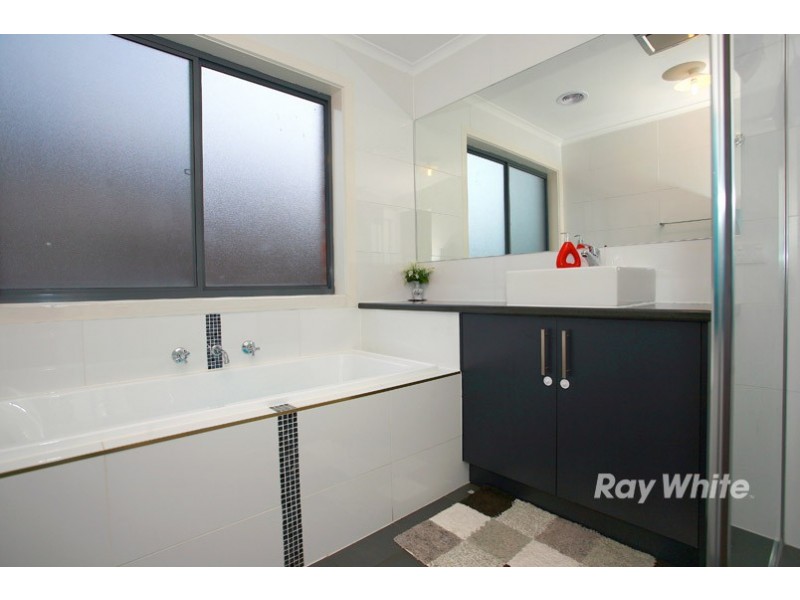 28 Dan Morgan Drive, Cranbourne East VIC 3977