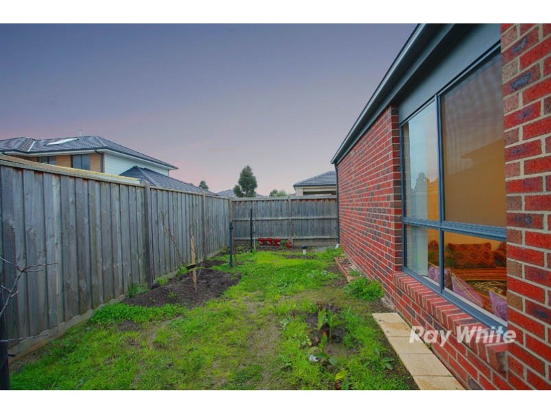 28 Dan Morgan Drive, Cranbourne East VIC 3977