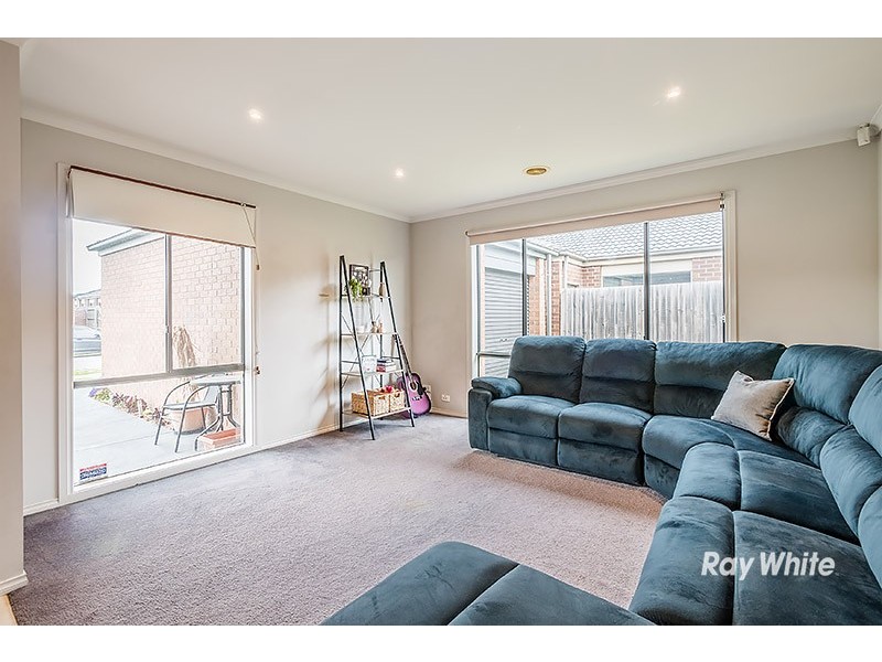 11 Karwarren Way, Cranbourne West VIC 3977