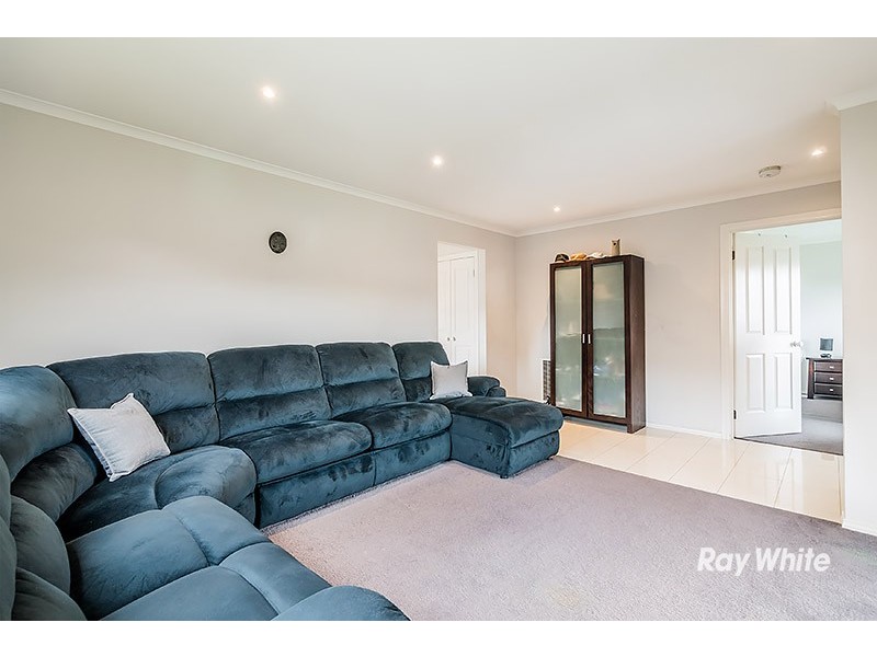 11 Karwarren Way, Cranbourne West VIC 3977