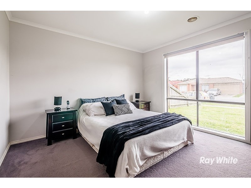 11 Karwarren Way, Cranbourne West VIC 3977