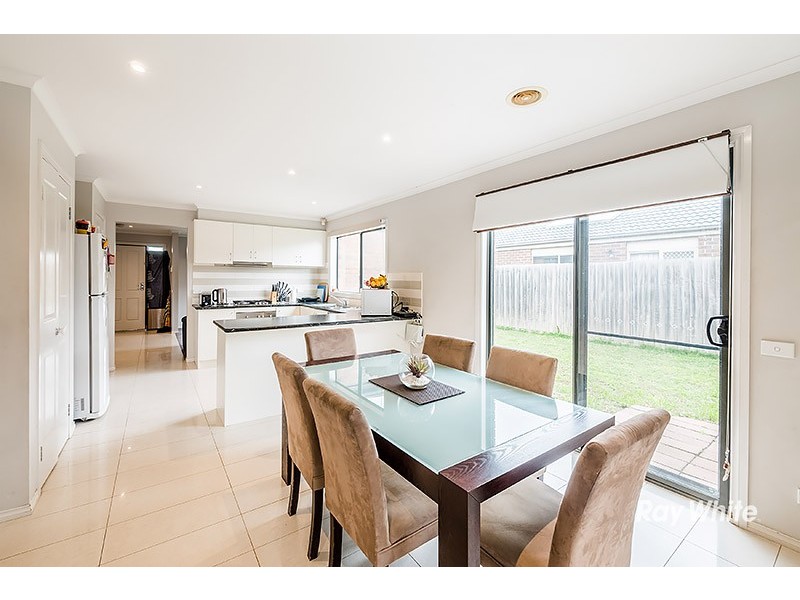 11 Karwarren Way, Cranbourne West VIC 3977