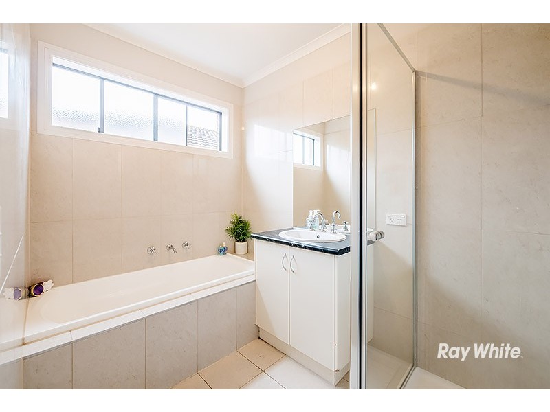 11 Karwarren Way, Cranbourne West VIC 3977