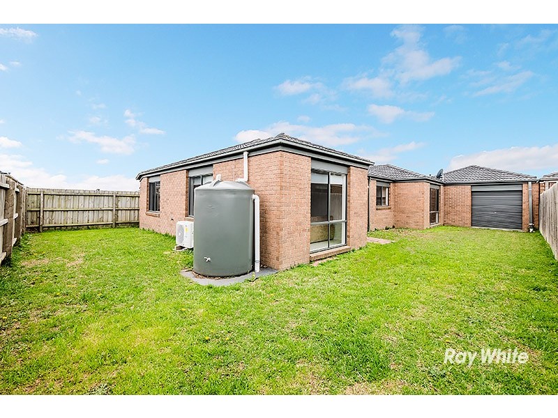 11 Karwarren Way, Cranbourne West VIC 3977