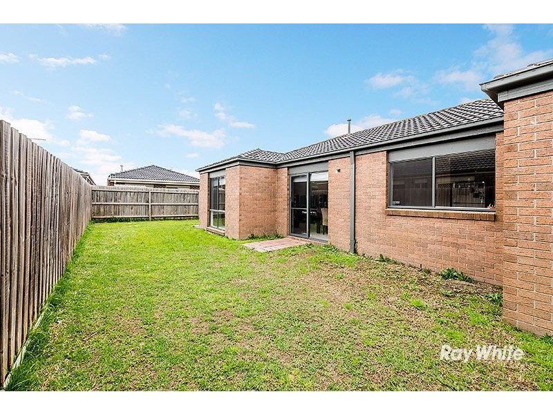 11 Karwarren Way, Cranbourne West VIC 3977