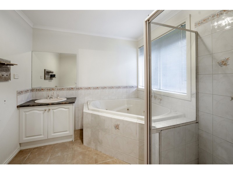 64 Scarborough Avenue, Cranbourne West VIC 3977