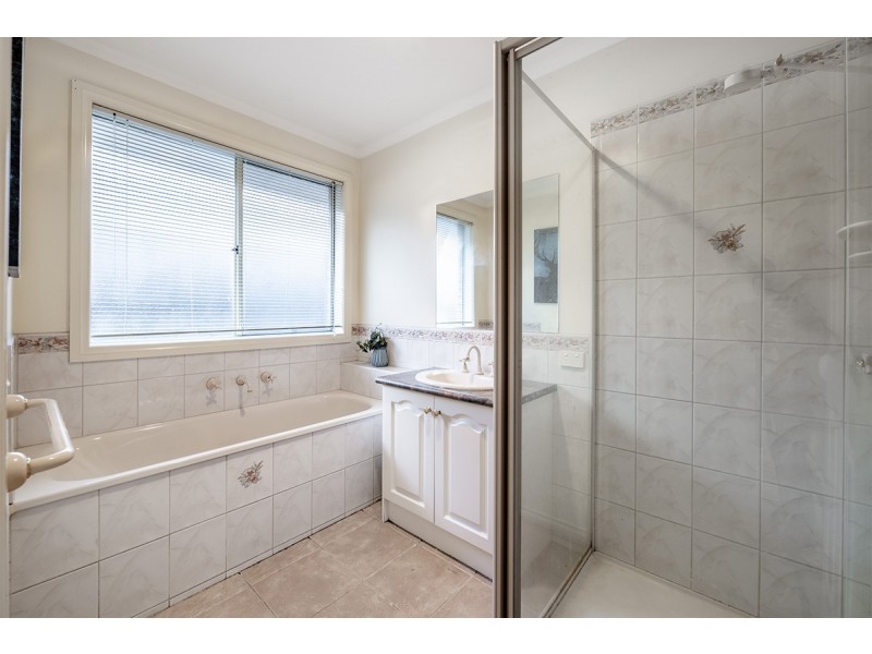 64 Scarborough Avenue, Cranbourne West VIC 3977