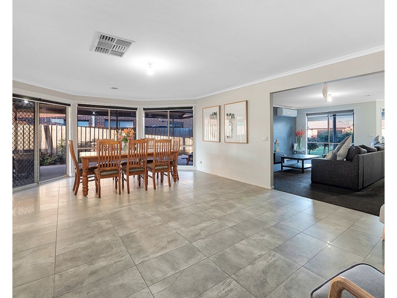 14 Dunferline Crescent, Cranbourne VIC 3977