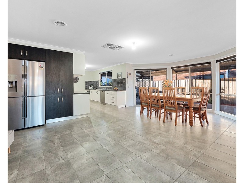 14 Dunferline Crescent, Cranbourne VIC 3977