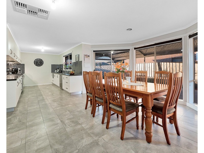 14 Dunferline Crescent, Cranbourne VIC 3977