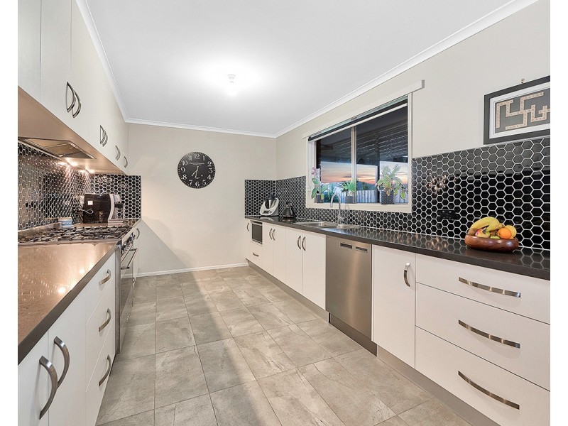 14 Dunferline Crescent, Cranbourne VIC 3977