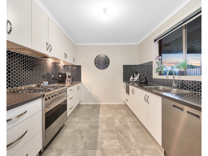 14 Dunferline Crescent, Cranbourne VIC 3977